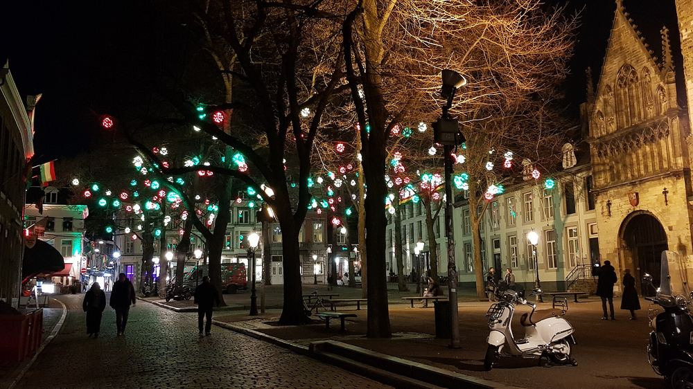 Het Onze-Lieve-Vrouweplein in Maastricht bij avond