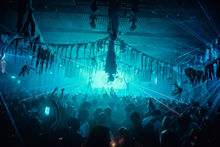 Complex Halloween with Olive Anguz / Rozie / Olivia Lensen & More — Muziek in Maastricht